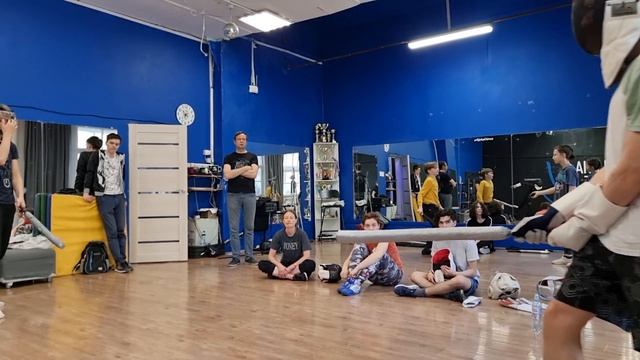 Обучение владению катаной. Кендзюцу. Спарринг на длинных мечах в Katana Club смотреть онлайн