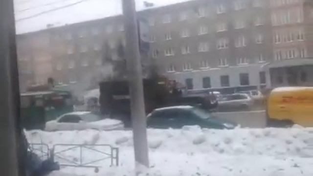 Проспект Дзержинского, буксировка троллейбуса. Новосибирск 27 октября смотреть онлайн