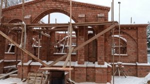 Стройка кирпичного дома с форнтоном