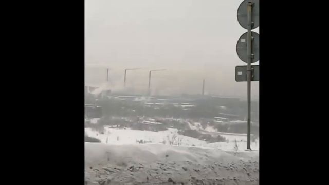 Как дымят заводы в Новокузнецке. Отличный вид на город. смотреть онлайн