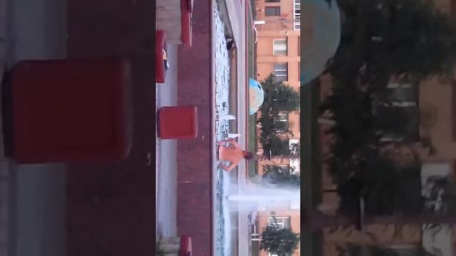 Купание в фонтане смотреть онлайн
