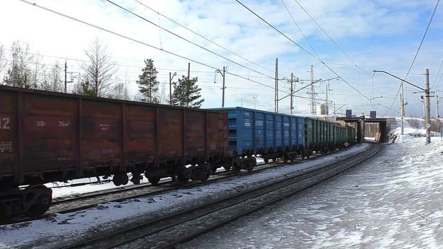 2ЭС10-022 "Гранит" с грузовым поездом и приветливой бригадой смотреть онлайн