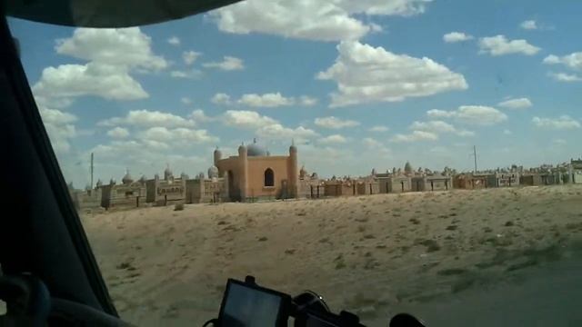 Едем мимо кладбища в Казахстане.