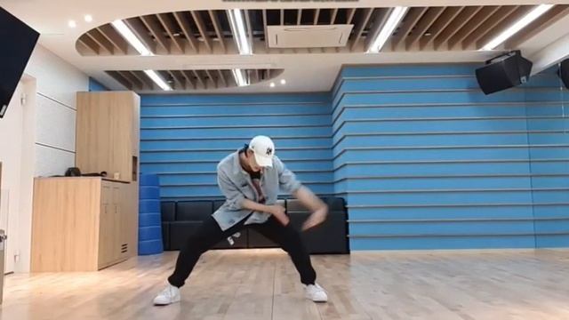 HYUNJIN DANCING TO DOMINO | HYUNJIN DANCE PRACTICE ROOM