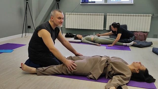 Энерговолна у девушки. Фрагмент тренинга "Искусство тантрического прикосновения" 2 ступень смотреть онлайн