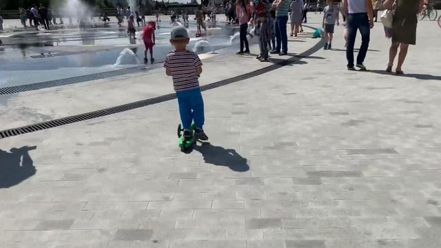 Катаемся на самокате, плюхаемся в фонтане. Видео для детей смотреть онлайн
