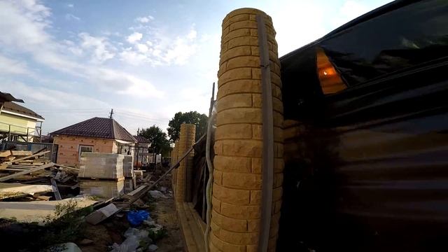 Забор из кирпича рваный камень цвет слоновая кость +7(926)618-71-18 смотреть онлайн