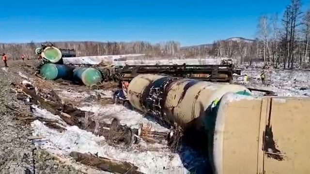 В Хабаровском крае сошли с рельсов 18 вагонов с нефтью///