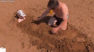 Играем в песке ☀👙 на пляже