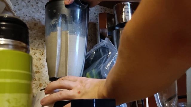 Игла и краска на холсте кожи