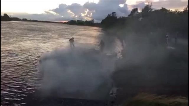 Сгорел катер на Неве смотреть онлайн