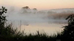 Рассвет, туман, река.