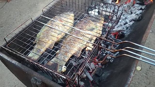 Вкуснейшая речная рыба на гриле! смотреть онлайн