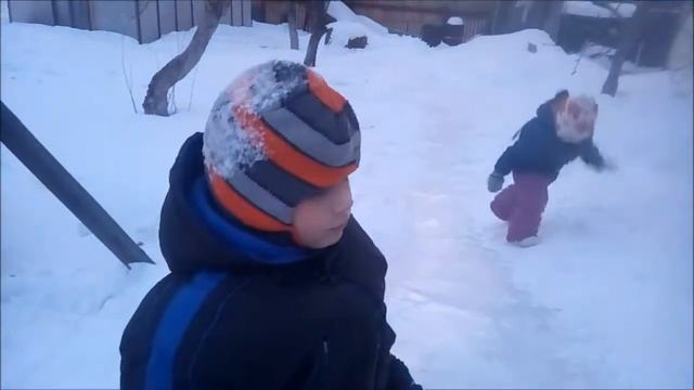 Я на солнышке лежу. Поёт Маргарита 2,5 года. Зима 2018. Закама Пермь. смотреть онлайн