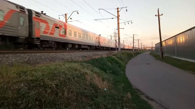 Электровоз ЭП1М-561 с поездом Санкт-Петербург-Кисловодск. смотреть онлайн