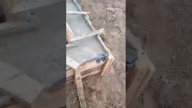 Опалубка выдержала. Конечный результат заливке фундамента. смотреть онлайн