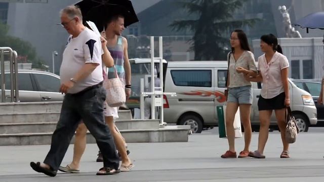 Чувак нагло ворует зонты у китайцев! смотреть онлайн