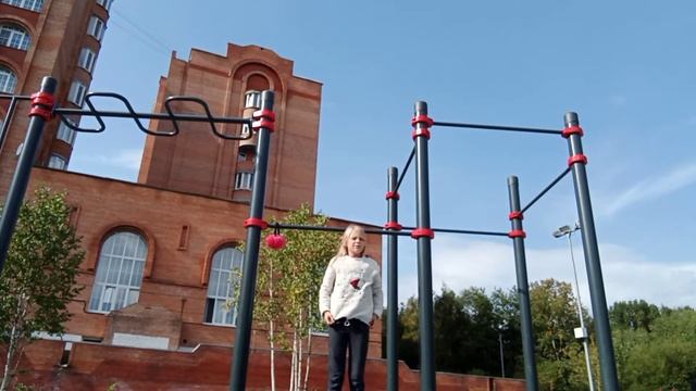 Обучалка. Сделай кувырок на турнике и удиви друзей! смотреть онлайн