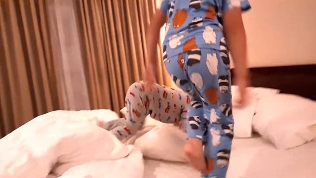 Jumping on the bed @ AZALEA RECIDENCES BAGUIO CITY | Shaun and Yohan смотреть онлайн