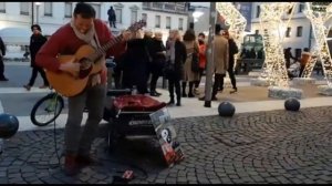 Наши в Италии.  Уличный музыкант. Виртуозная игра на гитаре.