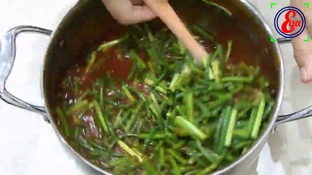 Пикантные чесночные стрелки в томатном соусе на зиму смотреть онлайн