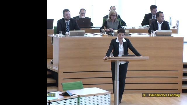 AfD-Fraktionsvorsitzende Frauke Petry kritisiert Imagekampagne "So geht Sächsisch" смотреть онлайн