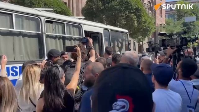 Полиция вновь применяет несоразмерную силу к протестующим смотреть онлайн