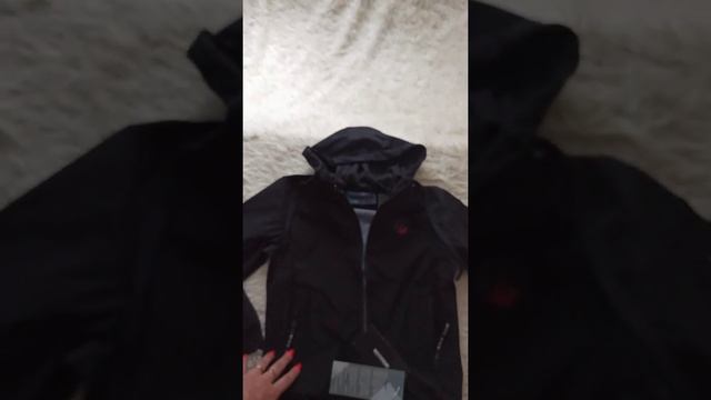 Ветровка черная,с трикотажным капюшоном смотреть онлайн