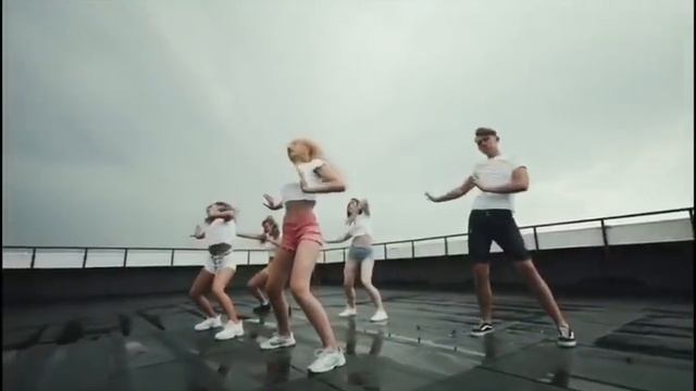 Она горит на танцполе/ ЗОМБ/ смотреть онлайн