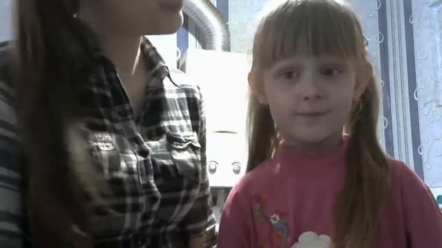 Девушка жарит блинчики смотреть онлайн