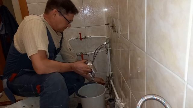 Не вставляется. Проблема при замене смесителя. смотреть онлайн