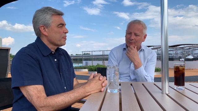 Stuart Perl welcomes guests aboard the brand new AmaMagna! смотреть онлайн