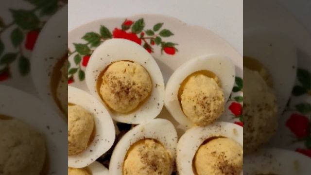 #вкусно и просто. Фаршированные яйца с чесноком delicious snack of 3 products смотреть онлайн