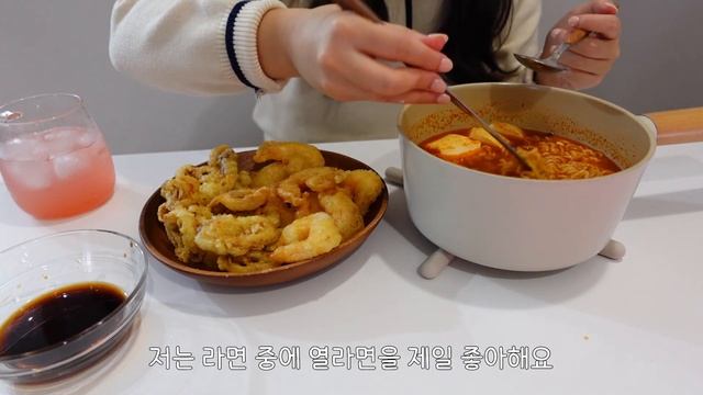 Sub l Vlog l 열심히 집밥?해먹는 자취생 브이로그 l 두부피자?만들어 먹고 오징어튀김?에 순두부 열라면? 해먹는 일상 l 김치콩나물국과 간장계란밥?까지 смотреть онлайн