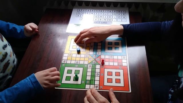 Vi spiller Ludo! Мы играем в Людо! смотреть онлайн