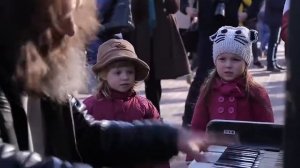 Бездомный играет на пианино,душевное мелодия