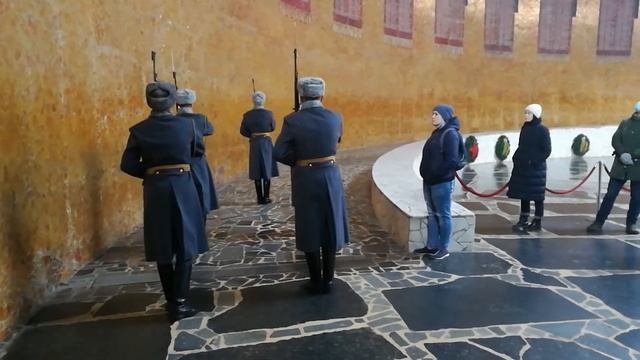 Смена караула у "Вечного огня" на Мамаевом кургане в Волгограде смотреть онлайн