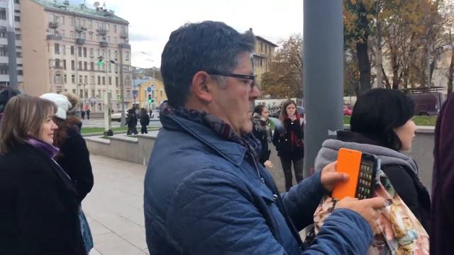 Певцы на улице около Арбата смотреть онлайн