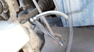 Замена тормозной жидкости с помощью вакуумного насоса