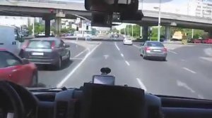 Что творит водитель скорой помощи?