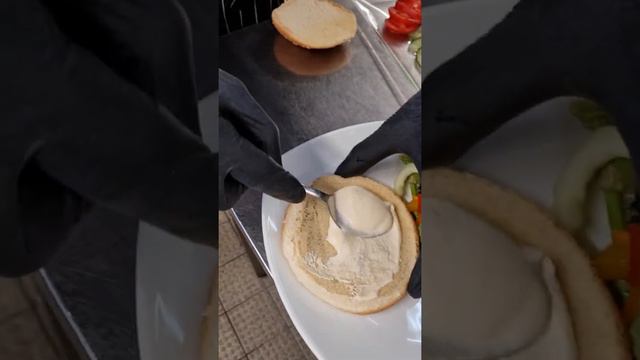 Tagesgericht vom 21.09.2021 Pulled Pork Burger mit Pommes und Salat смотреть онлайн