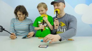 Весёлое видео для детей с игрой ШЛЁП УСЫ - Даник с мамой и папой играют вместе