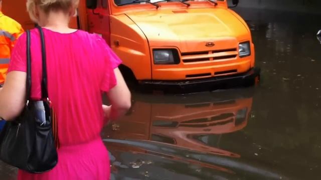 Потоп в хохловском переулке. Москва 13.07.12 смотреть онлайн