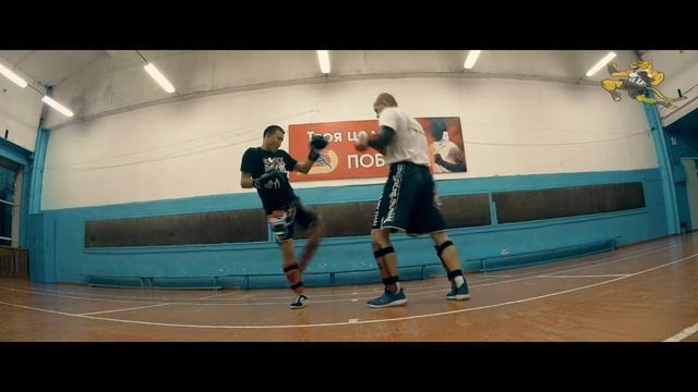 Удар коленом после финта