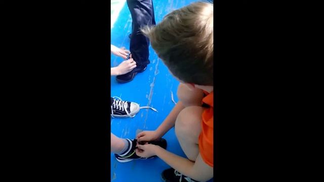 КАК ЗАВЯЗАТЬ ШНУРКИ БЕЗ РУК / САМОЗАВЯЗЫВАЮЩИЕСЯ ШНУРКИ смотреть онлайн