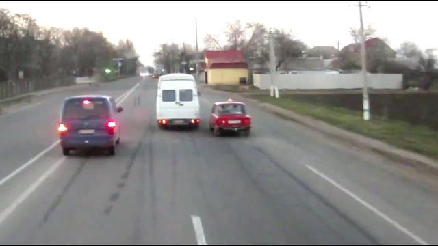 Маршрутка подрезала учебный авто. смотреть онлайн