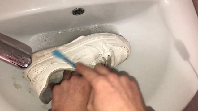 Как отбелить БЕЛЫЕ кроссовки в домашних условиях? Лучший ЛАЙФХАК как почистить белые кроссовки смотреть онлайн