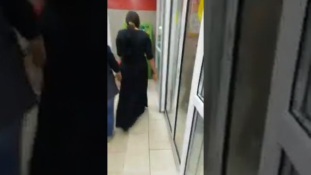Цыганка ,как всегда в бездонной юбке в магазине магнит ... смотреть онлайн