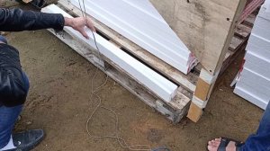 Утепление оконных откосов пенопластом, приклейка пенопласта на клей пену Ceresit CT84