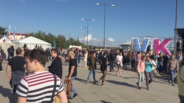 VK FEST | ФЕСТИВАЛЬ ВКОНТАКТЕ 2016. Бассейн с чипсами. Встретил подписчиц?! смотреть онлайн